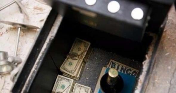 ABD'li ift, Kasadan kan parann byk bir ksmnn 100 dolarlk banknotlar olduunu ifade etti.