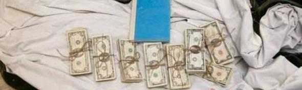 ifreli kasann ierisinde bulunan siyah beyaz fotorafn arka ksmna ise, "Alan, bende okuman gereken bir kitap var" notu yazyor.