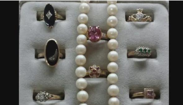 Aksi halde bakasna ait yzkleri almann vicdan azabyla yaayacakt. Hemen satn ald yere yzkleri geri gtrd. Satc Arlene Cristofoli, Cbc.ca&#8217;ya &#8220;Ben bile iinde yzk olduunu bilmiyordum. Kulak temizleme ubuklarn 50 cente satmtm&#8221; dedi.