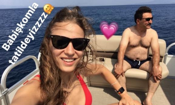 Serenay Sarkaya-Mustafa Sarkaya -  Oyuncu Serenay Sarkaya babasyla tatile kt. Fi dizisinde Duru karakterine hayat veren Sarkaya o anlar Instagram story'den paylat. Sevgilisi Kerem Brsin ile tatile kan 26 yandaki Sarkaya'ya bu kez babas elik etti. Babasyla denize alan nl oyuncu o anlar sosyal medya hesabndan "Babikomla tatildeyiz" notuyla paylat. Sarkaya, bylece babasyla ilk kez paylam yapm oldu.