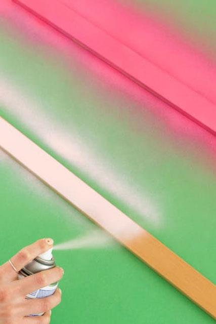 Sprey boya ile uzun panllerden ikisini boyayn. Boyann kurumasn bekledikten sonra kalc olmas iin zerinden 1 kat daha gein.