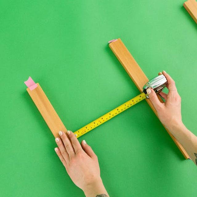 Aralarda 9 cm kalacak ekilde ksa panelleri kaymamas iin yere sabitletirin.