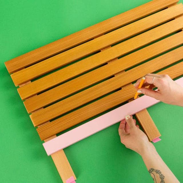 Uzun panellerinin arasna kurun kalem sacak kadar boluk brakn ve akap yaptrc kullanarak destek panellerine yaptrn. Kurumasn bekleyin.