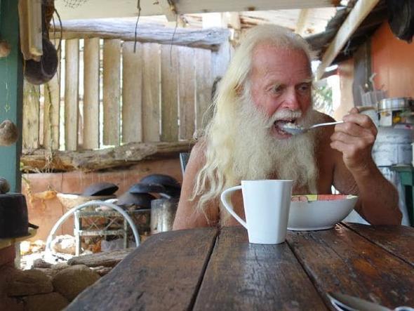Kendi meyve ve sebzesini kendisi yetitiren Glasheen'in yannda her daim yol arkada olan kpei Quasi var.