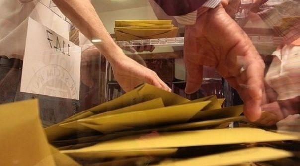 Sandk, bu i ve ilemler tamamlandktan sonra, oy verme yerinde hazr bulunanlarn gz nnde, sandk kurulu bakan tarafndan alacak.