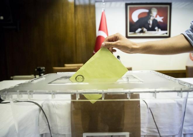 ttifak yapan partiler, oy pusulasnda ittifak unvanlar altnda yan yana bulunuyor. Partilerin logolar, isimleri, genel bakanlarnn adlar belirtiliyor. Yurt iindeki pusulalarda partiler iin ayrlan her stunun altnda, milletvekili adaylarnn isimleri de bulunacak.    Semen, cumhurbakanna ve milletvekillerine ynelik tercihte bulunduklar iki ayr oy pusulasn ayn zarfa koyarak sanda atacak.