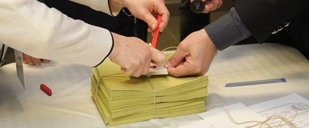 Sandk kurulu grevlisi, semenin kimliini alarak semen listesinde ismini bulacak ve kontrollerini yaptktan sonra birleik oy pusulas, zarf ve mhr semene vererek akabinde oyunu kullanmasn isteyecek.