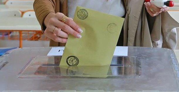 Semen, cumhurbakanna ve milletvekillerine ynelik tercihte bulunduklar iki ayr oy pusulasn ayn zarfa koyarak sanda atacak.