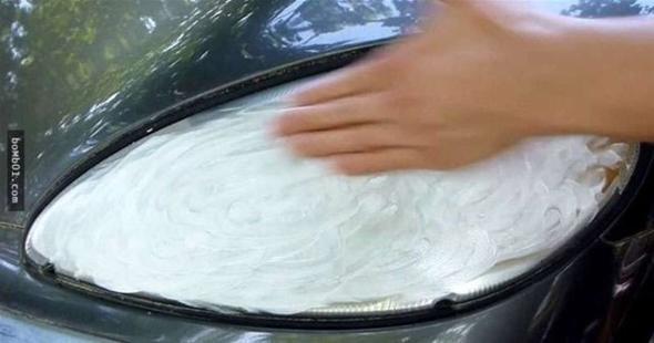 Elimiz yardmyla di macununu farlara gzelce yayyoruz.