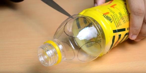 imdi de pet ienin st ksmn olduu gibi kesiyoruz. Bunun iin bir makas yeterli!