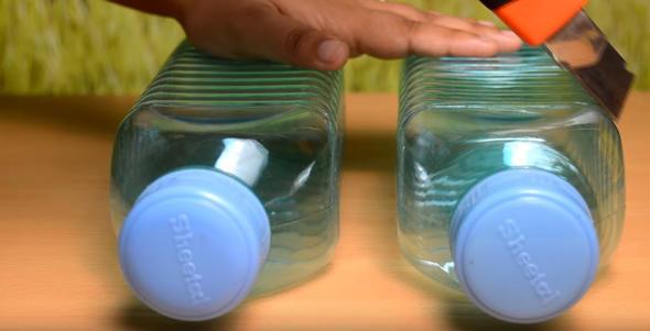 imdi de ayn ebatlarda iki pet ieyi st ksmdan kesiyoruz.