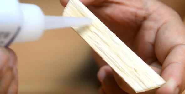 Ufak bir karton parasna ihtiyacmz var; ki iki pet ieyi birletirebilelim.