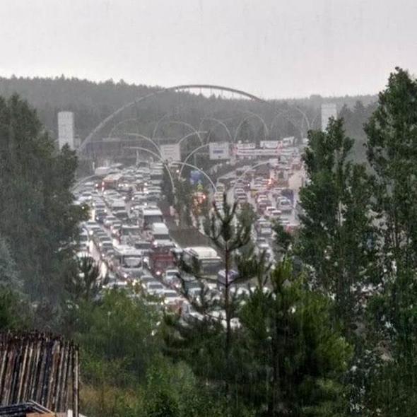 Belediyeye ait ok sayda vidanjr, ehrin eitli noktalarndaki yol, kpr alt ve sokaklarda tkanan rgarlara mdahale etti, polis ve itfaiye ekipleri de almalara destek verdi.