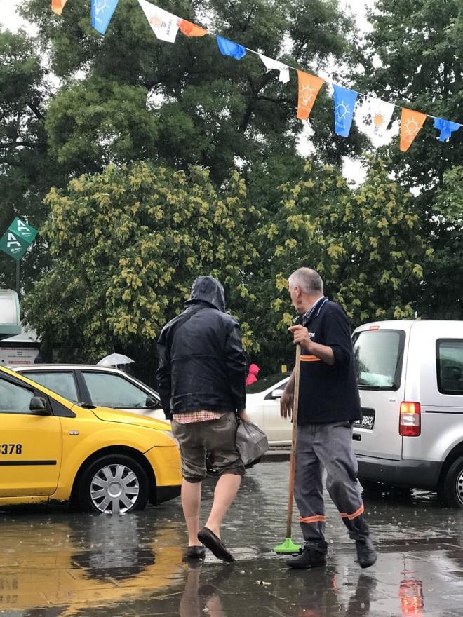 tfaiye ekipleri, grev yaptklar noktalarda su birikintilerini boaltmak iin grev yaparken, polis ekipleri de baz yollarda geileri ara trafiine kapatt.
