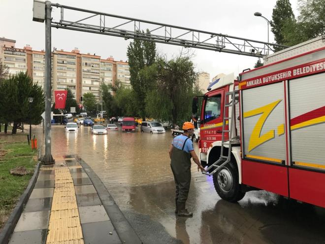 Kent merkezinin baz ksmlarnda su birikintileri sebebiyle youn trafik yaand.