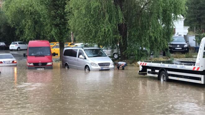 Aralar iersinde mahsur kalan vatandalar itfaiye ekiplerinin yardmyla kurtarld.