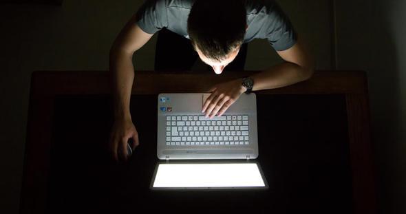 Basit bir tanm ile deep web, yani derin internet, bizim kullandmz yzeysel internetin daha alt boyutlardr. Her internet kullancsnn eriemedii sitelere ve bilgilere burada ulamak mmkndr.