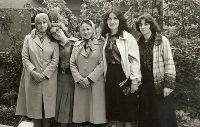 O da ODT&#8217;deydi. Hazrlk biri bitirmi gelmiti. Birbirimize ilan- ak etmitik. O bana ok gzel mektuplar, iirler yazard. Hl saklarm. iek gnderirdi. Ben ise ona solcularn ne kadar kzd eser varsa Safahat&#8217;, Necip Fazl&#8217; gnderirdim. Tuncer, sk Maocuydu. Eylemlere katlrd, Perinek&#8217;in gazetelerini datrd. Hzl solcuydu yani. Arkadalmz siyasi tartmalarla balad. Evlenmeden onu sac yaptm.'