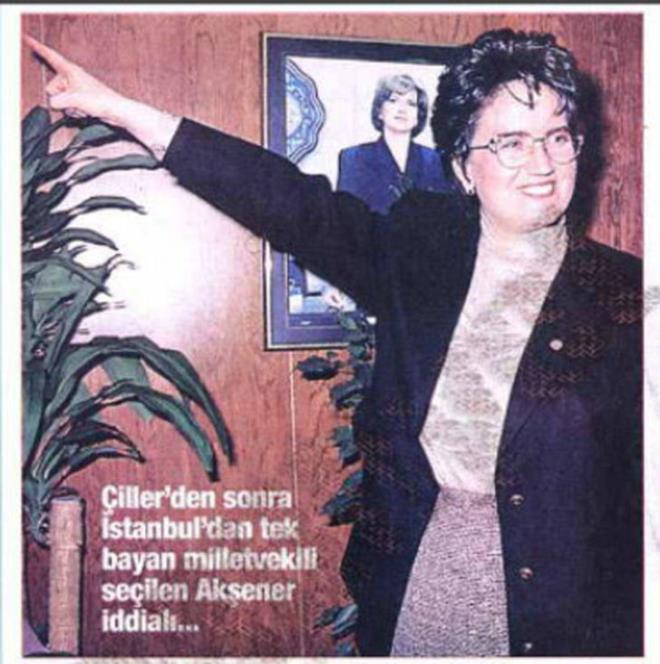 LK GRTE AK: 1980 ylnda Makine Mhendisi Tuncer Akener ile evlenen Meral Akener'in zel hayat ise filmlere konu olacak cinsten. Tuncer Akener ile ayn bahe iindeki iki farkl evde oturduklarn syleyen Meral Akener, tanma anlarn u szlerle anlatyor: