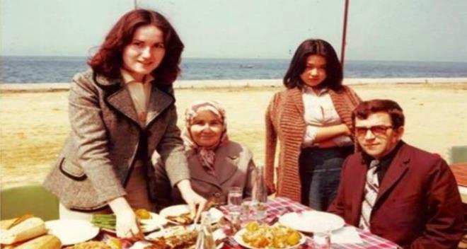 Kendisinden nce doan 3 kardei de yaamad iin Meral Akener'in hayatta kalmasn isteyen aile 40 gn evde dua okutmu. Babas devlet memuru, annesi ev hanm olan Meral Akener aneannesi tarafndan bytlm. ocukluunda ok yaramaz olan Meral Akener, st kardei, sra arkada ve day olu ile kavgalara karr, evcilik yerine misketlerle oynarm.