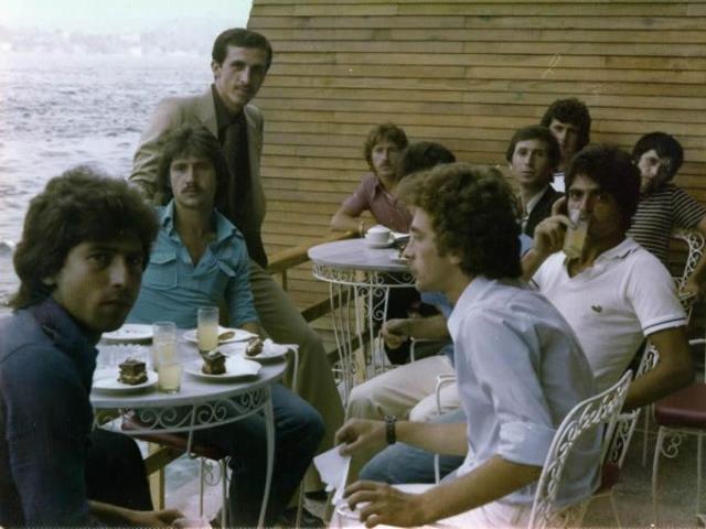 Recep Tayyip Erdoan' siyasi kimlinden ayrdnzda amatr olarak srdrd futbol hayat ve okuduu iirlerle de pek ok kiinin aklnda yer etmitir. Halka hitab ile her zaman gz doldurmay baaran Recep Tayyip Erdoan iir konusundaki marifetleriyle de zaman zaman katld programlarda zaman zamansa halka hitap ettii meydanlarda akllarda iz brakacak dinletilere imza atmtr.