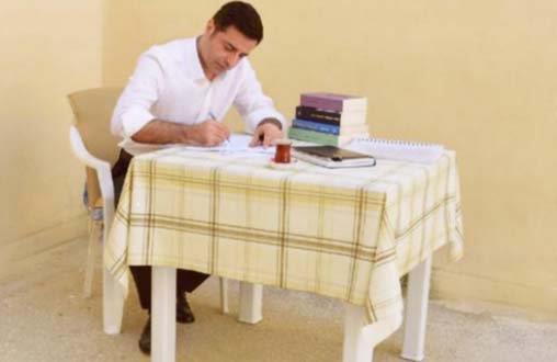 SELAHATTN DEMRTA: 10 Nisan 1973 ylnda dnyaya gelen Selahattin Demirta, aslen Palu, Elazl'dr. Zaza kkenli olan Demirta, genliinde babas Tahir Demirta'a ait tesisat dkkannda almtr. Annesi ev hanm, babas ii olan Selahattin Demirta, yoksul bir ocukluk geirmi.