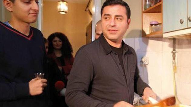 7 kardei ve sokaktaki arkadalaryla oyun oynayan Demirta, ocukluk dnemlerinde cam bilye alacak paralar olmad iin cevizle bilye oynarm. HDP'nin nde gelen isimleri arasnda bulunan Selahattin Demirta'n en byk kardei letme, kz kardeleri ise retmen, avukat ve tasarmc olmu. Dier erkek kardei ise tekstik mhendisi olmu.