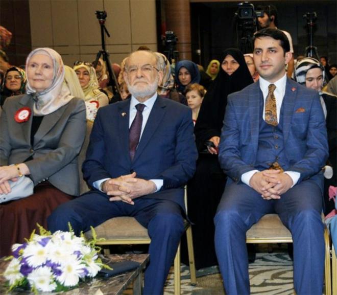 1967 ylnda Devlet Planlama Tekilat'nda (DPT) uzman olarak grev ald. 1967 ve 1972 yllar arasnda DPT'de tekstil sektr uzman olarak alt. Askerlik hizmetinden sonra iki yl zel sektrde alan Karamollaolu, 1975 ylnda Sanayi ve Teknoloji Bakanl Tevik ve Uygulama Genel Mdr olarak grev yapt. yi derecede ngilizce bilen Karamollaolu, 1965'ten beri ngiltere'de hayatn birletirdii Aye Yasemin Karamollaolu ile evlidir ve 5 ocuk babasdr.