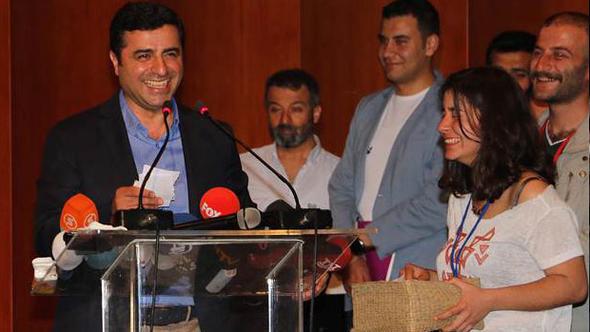 AVUKAT OLMA STE: 1990 ylnda liseden mezun olduktan sonra 1991 yl niversite snavnda zmir 9 Eyll niversitesi Denizcilik letmeleri Ynetimi blmn kazanm ancak 1993 ylnda tekrar niversite snavna girmi ve bu kez Ankara niversitesi Hukuk Fakltesi'ni kazanmtr.