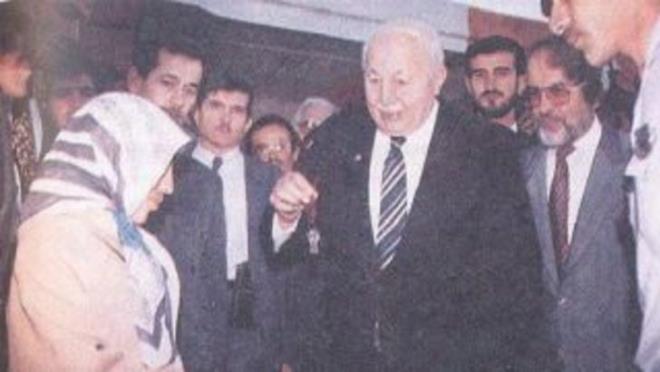 Zaman zaman einin ngiliz kkenli olmas sebebiyle eletirilen Temel Karamollaolu, katld bir programda bu konuya aklk getirmiti. Kendisinin kendisine en byk destek veren kii olduunu ve yaantsnda ok titiz olduunu syleyen Temel Karamollaolu, 'Benim eim hem Mslman hem Trk vatanda oldu. ocuklarmn ou 50 yan zerinde .Bu durumu gizleyecek halim yok. Gizlemeyi de dnmedim. ' demiti.