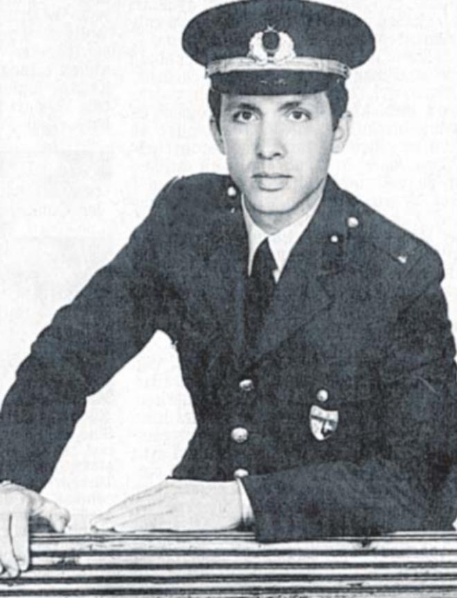 Siyasi hayatna 22 yanda balayan Recep Tayyip Erdoan, 1969-1982 yllar arasnda amatr olarak futbolla ilgilendi. Camialt Spor Kulbnden, .E.T.T'ye transfer oldu. 1976 ylnda .E.T.T futbol takm stanbul ampiyonu oldu. 12 Eyll 1980 sonras .E.T.T&#8217;den ayrlmak zorunda kald. 16 senelik futbol hayatn da bylece noktalam oldu.