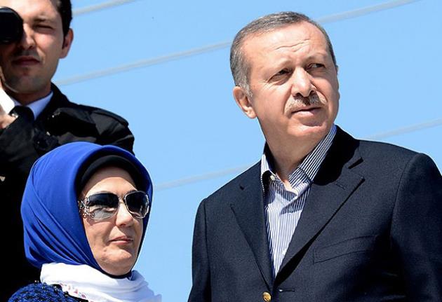 Recep Tayyip Erdoan - Emine Erdoan ifti, 1979 ylnda Ahmet Burak Erdoan, 1980 ylnda Bilal Erdoan, 1981 ylnda Esra Erdoan ve son olarak 1985 ylnda Smeyye Erdoan'n domasyla geni bir aileye kavutu.