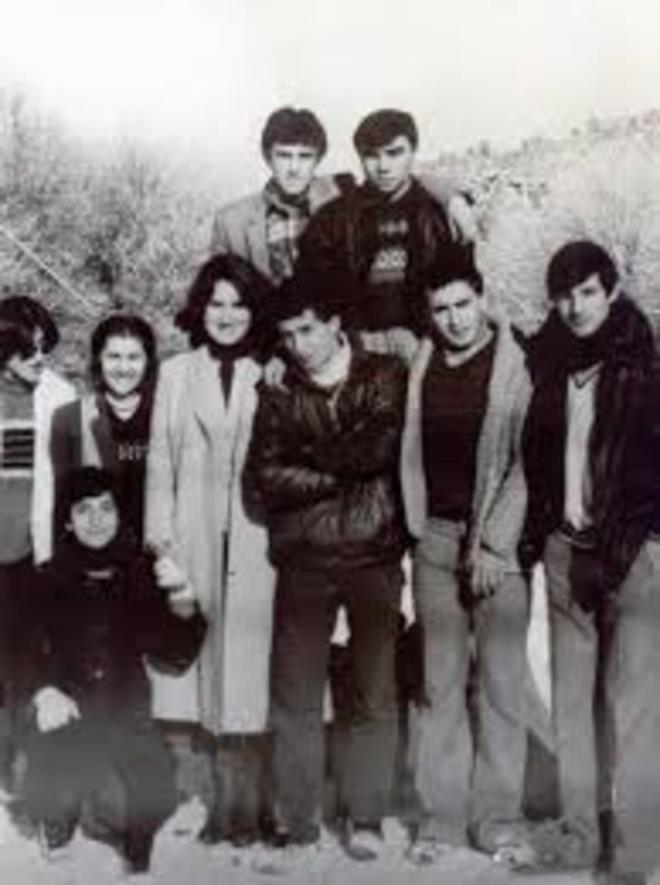 Lisedeki lakab 'ayakl ktphane' olan Meral Akener, 1974 ylnda Bursa Kz retmen Lisesi'ni tamamlamasnn ardndan 1979 ylnda stanbul niversitesi Edebiyat Fakltesi Tarih Blm'nden mezun oldu.