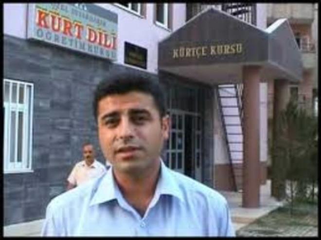 Demirta hakknda 33 dava ald. "Terr rgt kurma, ynetme, rgt propagandas, su ve suluyu vme" sularyla yarglanan Demirta'n 142 yla kadar hapis cezas istendi. Hala cezaevinde bulunan Selahattin Demirta, 24 Haziran ncesindeki srete cumhurbakanl seimleri ile ilgili almalarn demir parmaklklar ardndan mektup ve arac kiilerle yapt.