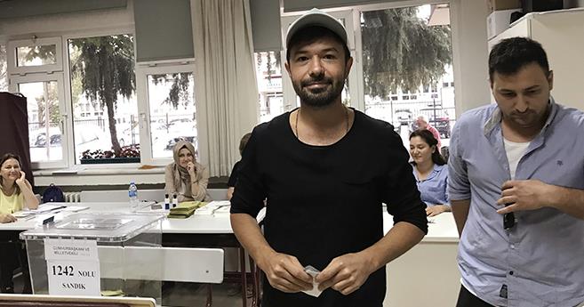 Oy vermenin nemine deinen arkc Yaln, &#8220;Gzel lkemin her bireyine yarar salayacak bir sonu istiyoruz. Hayrl olsun. Oy vermeyeni kabul etmiyoruz&#8221; dedi.