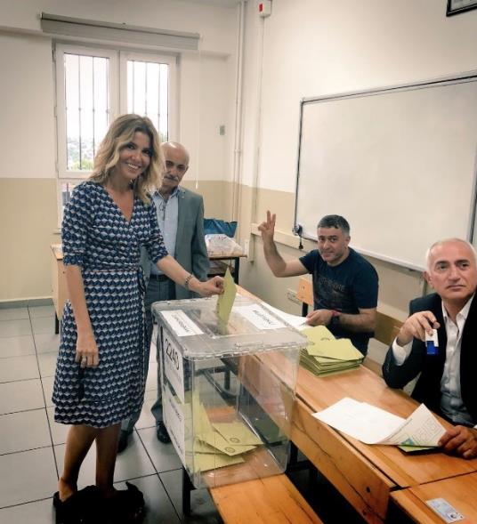 nl sanat Glben Ergen oy kulland fotorafn "oyver" etiketi ile paylarken, ''Gnaydn lkemiz iin hayrls olsun'' ifadelerine yer verdi.