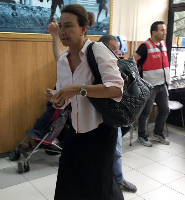 DEMET AKBA PANK OLDU: Oyuncu Demet Akba, Cumhurbakanl ve 27&#8217;nci Dnem Milletvekili Genel Seimleri iin oyunu kulland. Beikta&#8217;ta bulunan Tevfik Fikret lkokulunda oy kullanan Demet Akba&#8217;a ei ve ilk kez oy kullanan olu elik etti. Akba, oy kullanmak iin girdii kabinden karak grevlilere mhr biraz tardn ve sorun olup olmayacan sordu. Bir sorun olmayaca yantn alan Akba, tekrar kabine girerek oyunu kulland. kta basn mensuplarnn sorularn yantlayan Akba, &#8221;Hayrl uurlu olsun diyelim. Olumla birlikte oy kullandk bugn. O da ilk kez oy kullanyor bugn. Ailecek geldik oyumuzu kullandk. Evimizde oturup seim sonularn takip edeceiz&#8221; dedi.