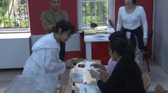 SEZEN AKSU'DAN ANLAMSIZ TEPK: nl Sanat Sezen Aksu, Cumhurbakan ve Milletvekili Genel Seimi iin oyunu kullanmak zere sabah saatlerinde Beykoz'da bulunan Sedat Simavi Orta Okulu'na geldi. 1266 nolu sandkta oyunu kullanan nl arkcnn sinirli halleri dikkat ekti. Sezen Aksu basn mensuplarnn kendisini oy kullanrken grntlenmesine tepki gstererek, grevlilerden ekim yaplmamasn istedi. Bunun zerine Sezen Aksu'nun yanndaki bir kii basn mensuplarnn zerine yrd.