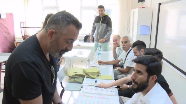 Cem Ylmaz, saat 10.30 sralarnda oyunu kullanmaya geldi. Oyunu kullandktan sonra snftan ayrlrken bir muhabirin anonsunda 'ovmen' dediini duyan Cem Ylmaz, "Ben ovmen deil, komedyenim" dedi.