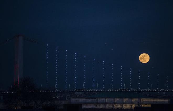 Havann kirlilik oran ve bulutlar, Ay'n renginde etkili olabilir.