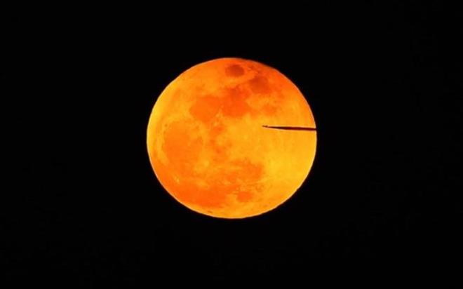 Kanl Ay Tutulmas yalnzca Ay'n Dolunay evresinde ve Ay Tutulmas srasnda yaanr. Kanl Ay Tutulmas srasnda Dnya, Ay ve Gne'in arasnda kalr ve Gne'ten Ay'a giden  keser. Bylece Ay, Dnya'nn glgesi tarafndan rtlr.