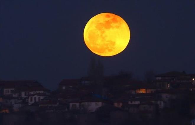 Fakat bu esnada Dnya'da Gne'in yeni doduu ve batt yerlerdeki Gne klar Ay'n yzeyine ular. Ay'n yzeyine ulaan Gne  geni yaylarak Ay'a krmz bir grnt verir. Bylece Kanl Ay Tutulmas oluur.