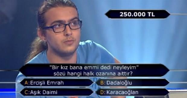 CEVAP D250 bin liralk soruyu beklenenin aksine ok kolay geti alar rfan Yldrm. Hi jokeri yoktu ama doru cevab ilk andan itibaren biliyordu. Son dnemde bu trknn cover&#8217;nn yapldn, kendisinin de dinlediini syledi. Son drtlnde de ozannn ismi getii iin cevab biliyordu.