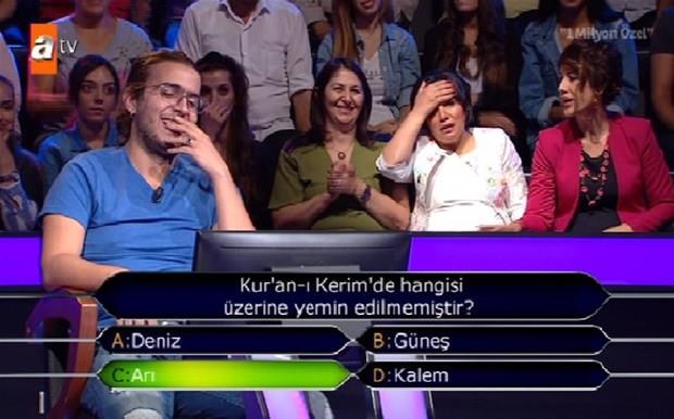 ada rfan Yldrm, Kim Milyoner Olmak ster yarmasndaki "Kur'an- Kerim'de hangisi zerine yemin edilmemiti?" milyonluk sorudan geri ekilerek baraj dl olan 250 bin TL'yi alarak yarmaya veda etti.