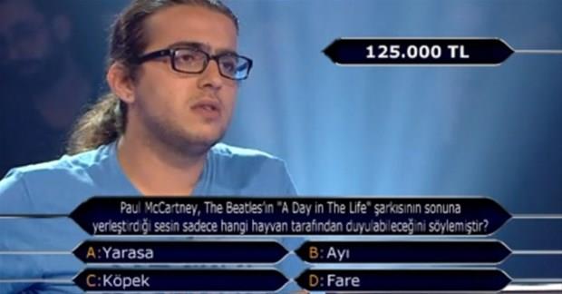 CEVAP C10. soruda ise yarma tarihine geecek eyler yaand. Bu soruda ok tereddt etti ada rfan Yldrm. Telefonla sorma jokerini de bu soruda kulland. Ama maalesef jokerinden doru cevab alamad. Mzikle ilgili olduunu syledii Berkay alayan isimli arkadan arad. Arkada hi de kendinden emin olmayan bir ses tonuyla &#8220;sanrm fare&#8221; cevabn verince gen yarmac byk bir kafa karkl yaad.