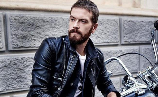 ENGN ZTRK DNME AAMASINDA: irket, bir sredir ekranlardan uzak kalan Engin ztrk'e aatay Ulusoy&#8217;un kardeini canlandrmas iin teklif gtrd. Proje seimlerinde bir hayli dikkatli Engin ztrk ise u an kendisine gelen teklif iin dnme aamasnda&#8230; Yakkl oyuncu eer teklifi kabul ederse, ilk kez bir dijital dizide rol alm olacak.