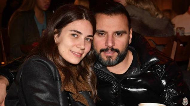 En byk sknt televizyon sektrnde &#8216;ovmen&#8217; ksrl&#8230; Genelde oyuncudan evrilmi sunucu oluyor. Bir ngilizler&#8217;in sunucusuna bakn, bir de, bizdeki rneklere? Bakalm Varol, sunucu olarak sektre kazandrlm olacak m? Yarmann ad daha belli deil. Austos aynda yayna girmesi ngrlyor."