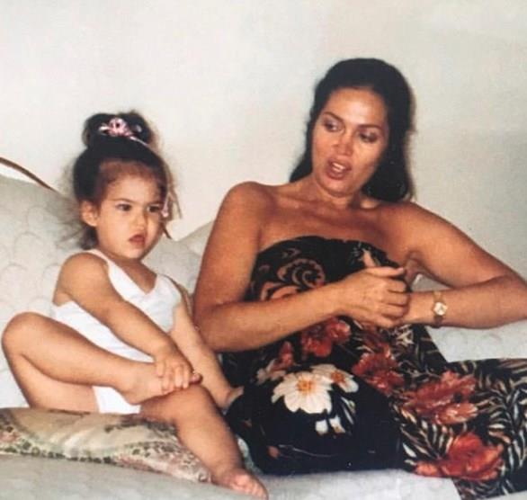 Trkan oray'n Cihan nal'dan olan kz Yamur nal annesinin doum gnn sosyal medyadan da kutlad.