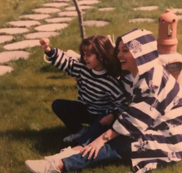 33 yandaki nal ocukluk yllarnda annesiyle ekilen karelerini yaynlayarak takipilerine nostalji yaatt.