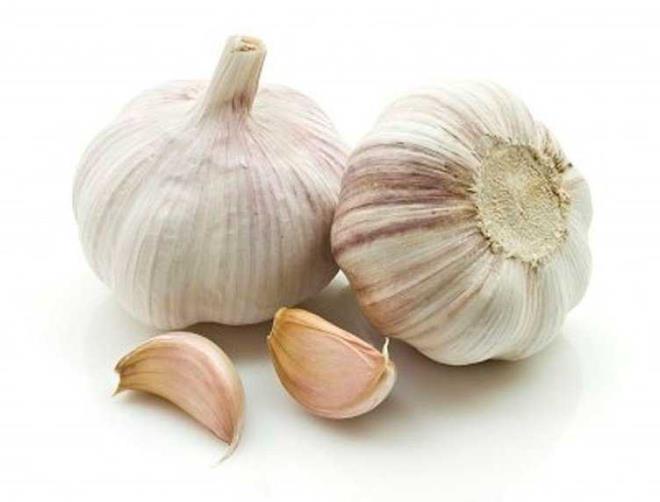 YNTEM    Bir tencereye su ve st koyun ve sarmsak ekleyin. Tencereyi ocaa aln. Is orta olmal, daha fazla olmamal ve durmadan kartrlmaldr. Biraz bekletip lk olan karma bal ekleyin. Ve karm lk iinmelidir.